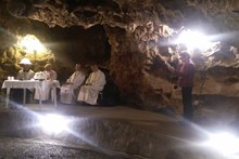 Poutní mše v Císařské jeskyni u Ostrova u Macochy 25. 10. 2019 (1)