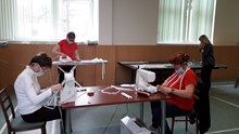 Šití roušek pro zaměstnance Domova pro seniory v Černé Hoře v době pandemie koronaviru 20. 3. 2020