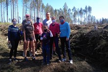 Dobrovolnická brigáda v lese - sbírání klestí 22. 4. 2020 (2)