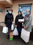 Unie katolických žen společně se senátorkou Vítkovou předávají dárky a ovoce charitnímu azylovému domu v Boskovicích