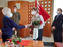 Válečná veteránka Marie Henzlová z Boskovic obdržela pamětní medaili k 75. výročí konce 2. světové války (2020)
