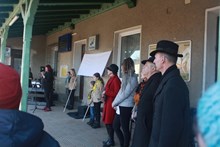 Odhalení pamětní desky židovským občanům v Boskovicích na vlakovém nádraží 13. 3. 2022